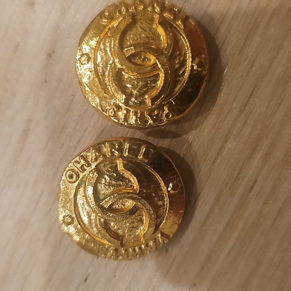 CHANEL Shiny Gold Clip Earings Vintage - Picture 2 of 4